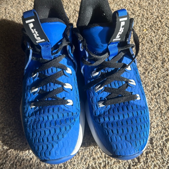 Nike basketball shoes - Picture 4 of 5